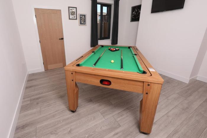 Spacious 6-Guest Retreat with Pool Table