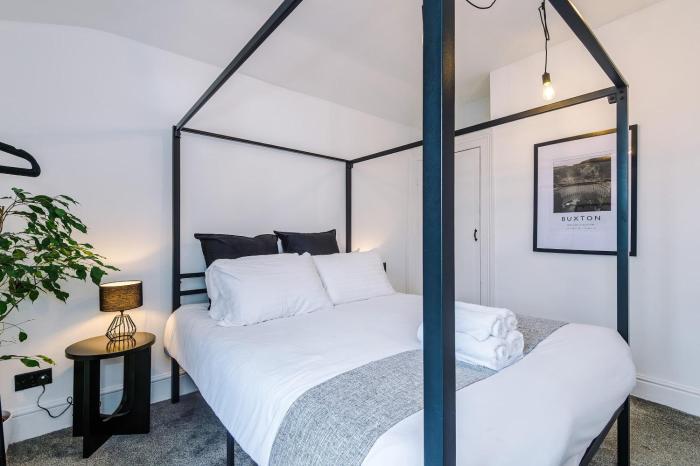 The Frank Four-Poster Penthouse with Free Parking by Rest&Recharge