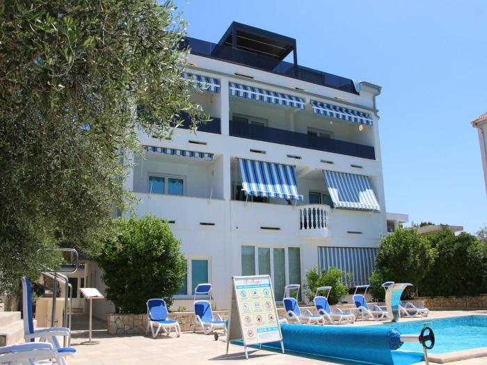 Seaview Balcony Apartment for 5