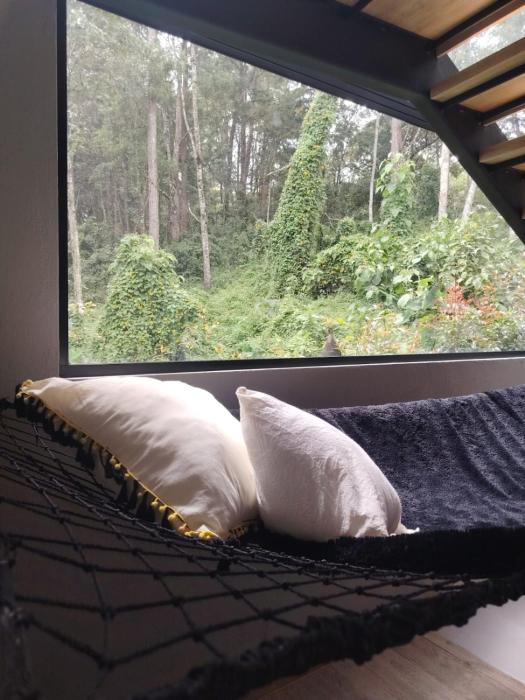 A solo 5 min del aeropuerto con vista al bosque