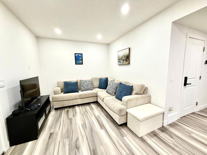 Cozy Two Bedroom Suite in NW Calgary - Near Banff & Calgary Airport