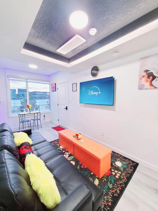 SwitHome Properties Cozy Suite With Pond View, Near YEG Airport