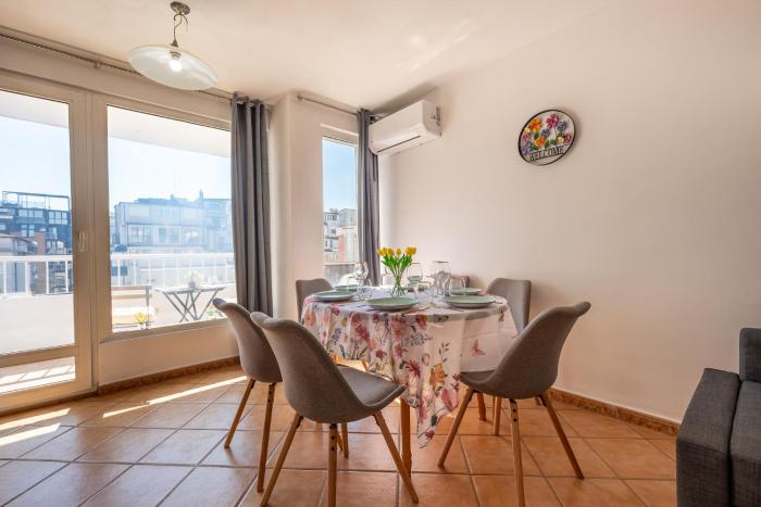 Top Location 2 Bedroom Apartment Next to the Beach