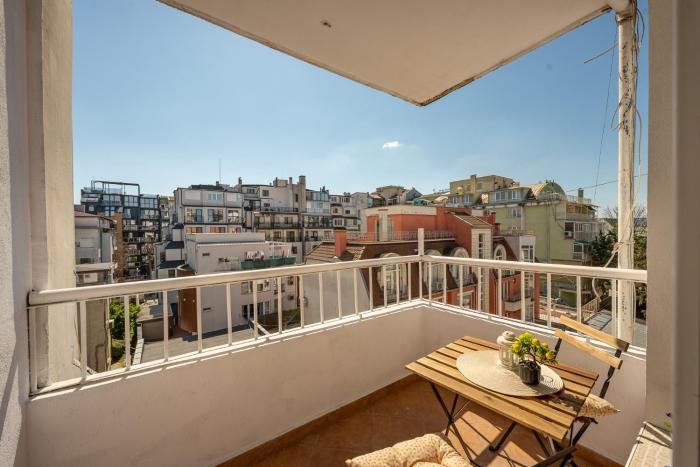Top Location 2 Bedroom Apartment Next to the Beach
