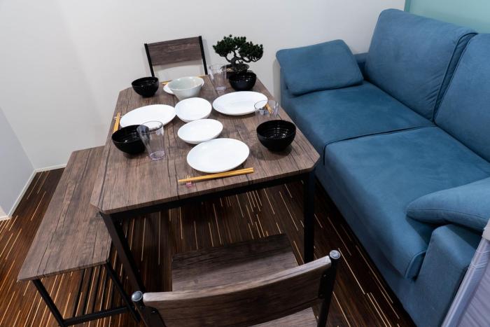 Right in front of Koreatown Maximum 8 people 9-minute walk from Tsuruhashi Station Direct access to Osaka and Namba