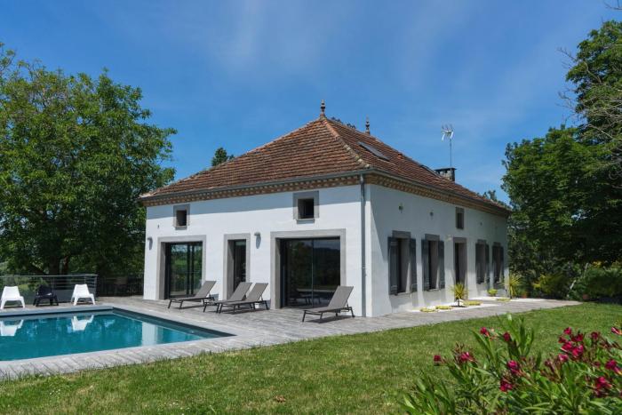Large fully renovated country house with a pool