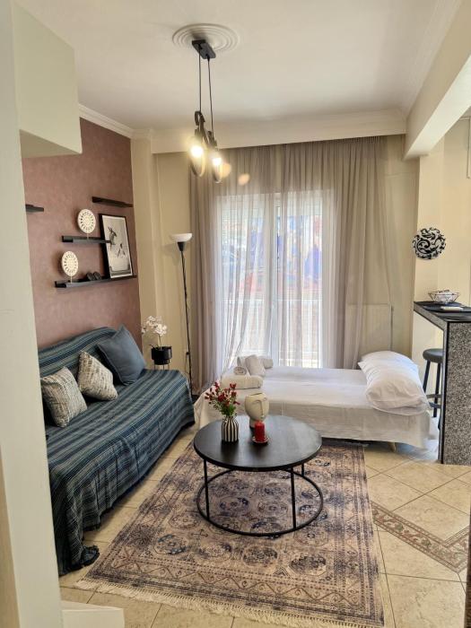 White Tulip Modern Apartment in Thessaloniki