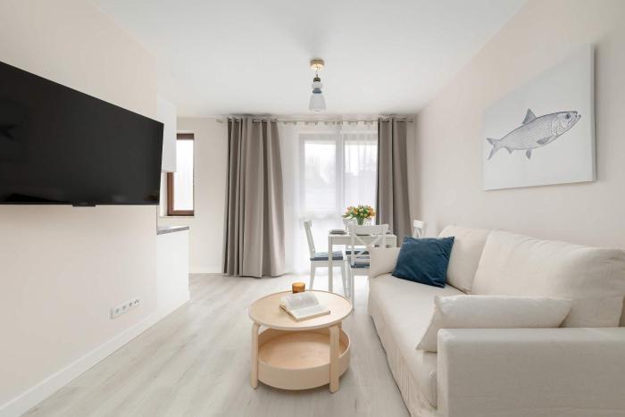 Przestronny Apartament Blisko Plaży z Balkonem by Noclegi Renters