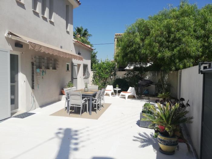 Les Palmiers, T2 confortable en rez de jardin, bord de mer, terrasse