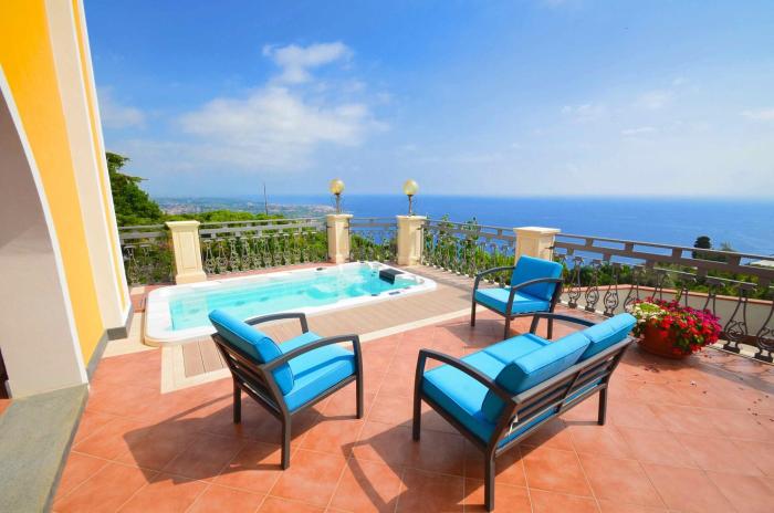 Villa La Timpa - antica e maestosa villa con jacuzzi privata con una meravigliosa vista sullEtna e sul mare