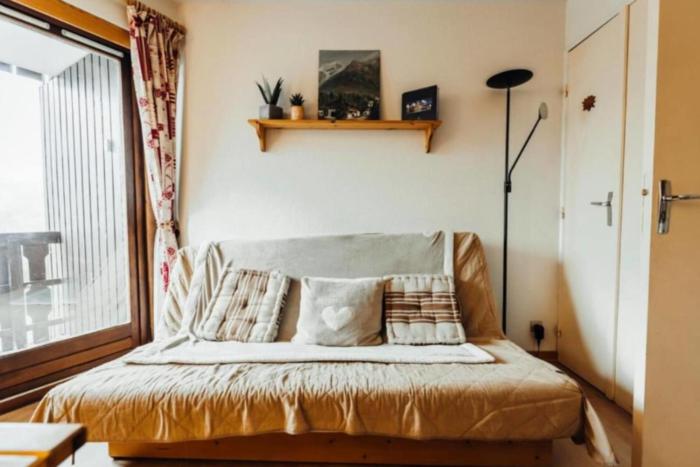 Studio with balcony and private parking