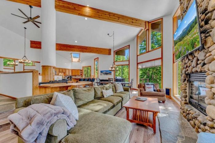 Luxury Truckee Retreat with Hot Tub and Sauna