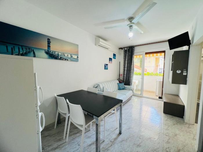 Bright apartment 150mt from the sea