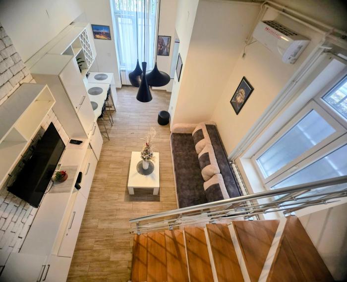 Modern 2BR Central Apartment Sleeps 6 Balcony