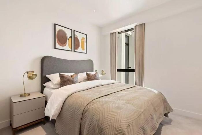 Entire 2 bed, 2 bath near Canning Town & River