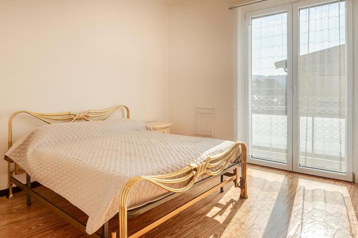 Lake View E-bikes and free parking at Lake Orta