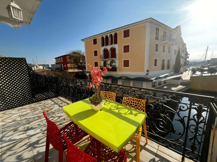 Charmant Duplex à Port Grimaud avec Balcons et Parking - FR-1-868-15