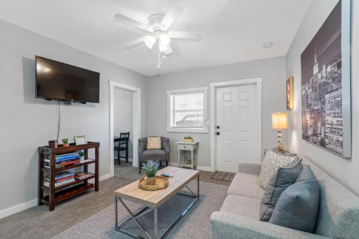 Glamorous City Studio - Prime Location Near All!