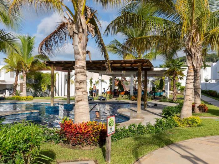 Home with Pool 3 Minutes away from the beach