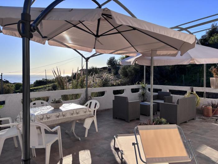 Bosa appartamento Bouganville con vista mare ampio terrazzo