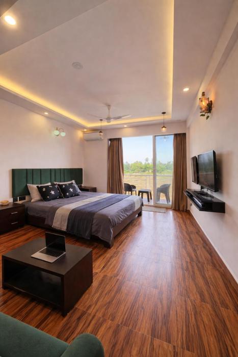 Riverside Balcony Studio Near Thalassa Siolim AC WiFi