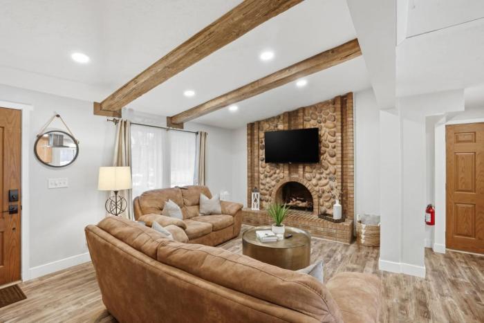 Family Game Night Getaway Hot Tub and Billiards