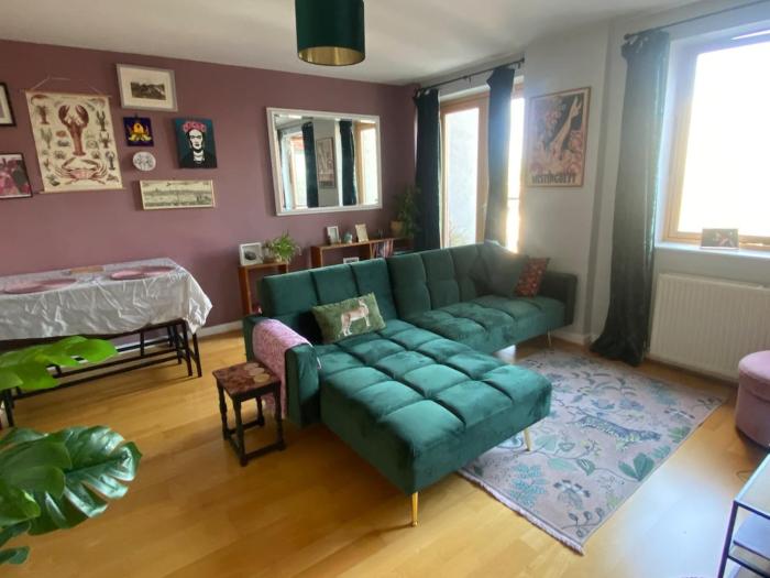 Top floor flat with balcony in trendy East London