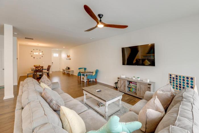 5 Mi to Bethany Beach Modern Gem with Pool Access!