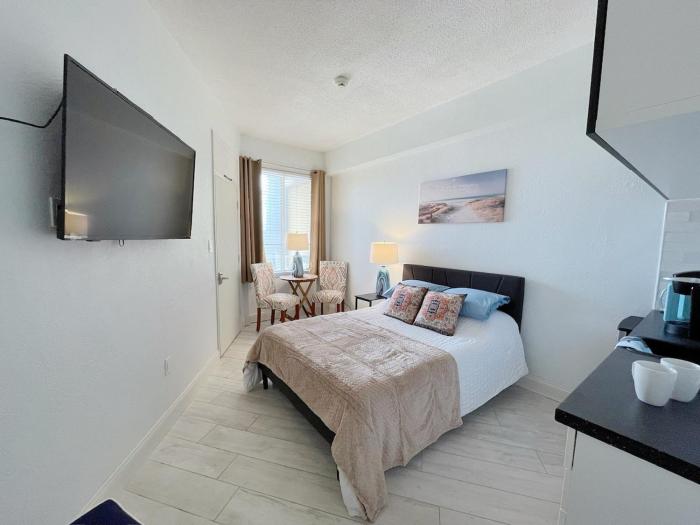 Renovated Beach Front Studio - Hawaiian Inn Resort