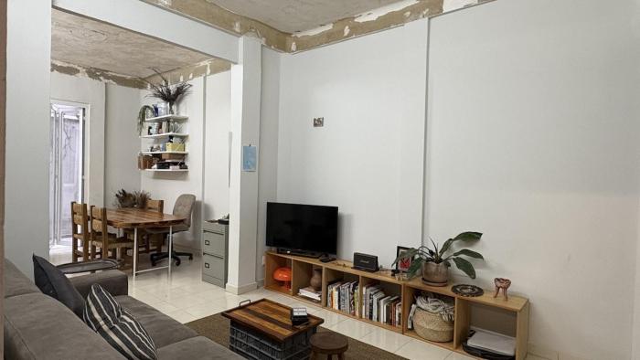 Beautiful apartment with patio Centrally located in a 20th century building