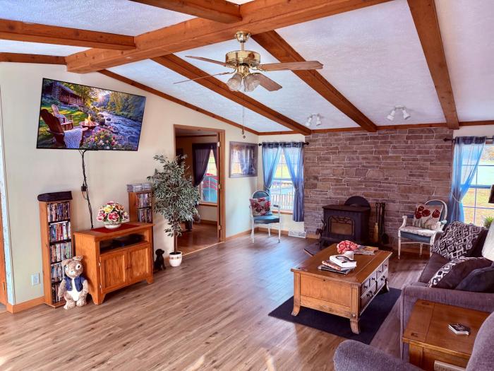 15 miles to Windham Mountain ! King Bed, Game Room, OutDoor Patio