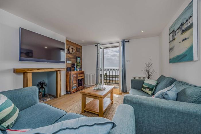 Tasteful, Seafront Family Flat - Pass the Keys