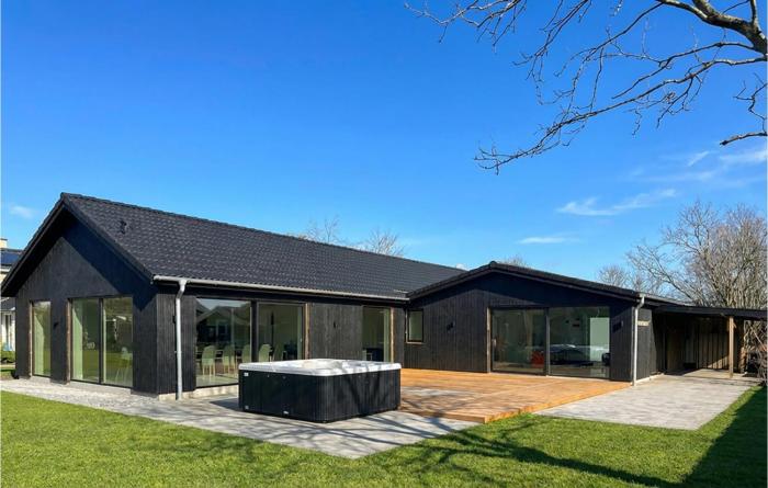 Amazing Home In Glesborg With Sauna