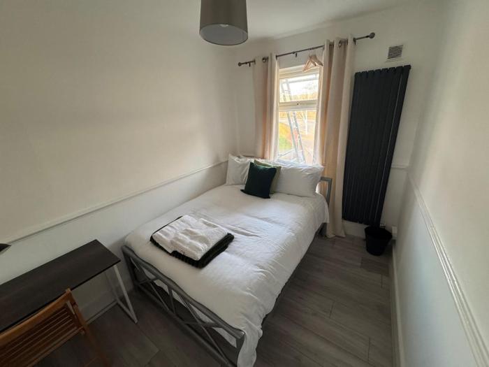 38LYW Room 3 - Modern Dbl Room Stratford, London