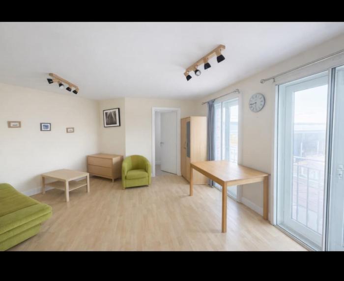 Cosy Flat in Zone 1 - 1min to Tube