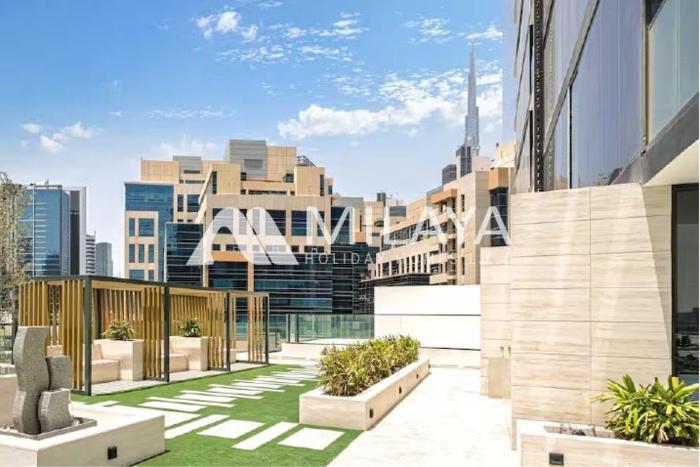 High-Rise 2BR with Jacuzzi & Burj Khalifa Views