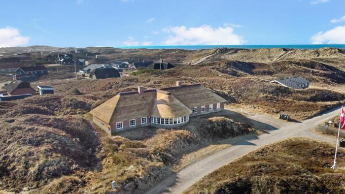 Thatched house with pool by the sea - SJ690