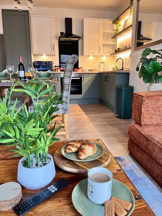 Vibrant City Escape: 1-Gig Fibre & Cosy Modern