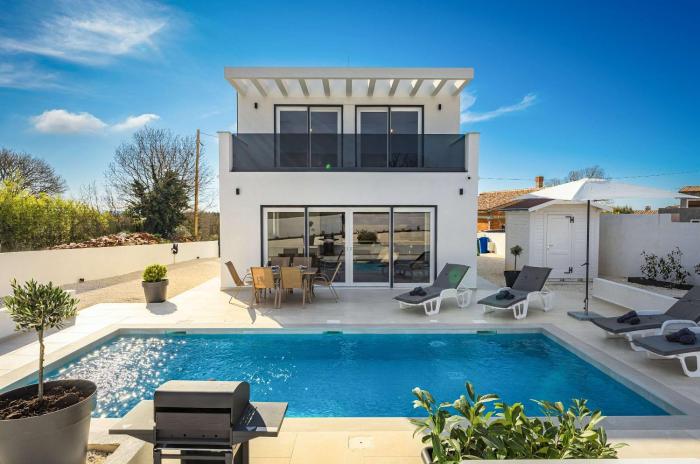 Villa Mia with private heated pool and sauna