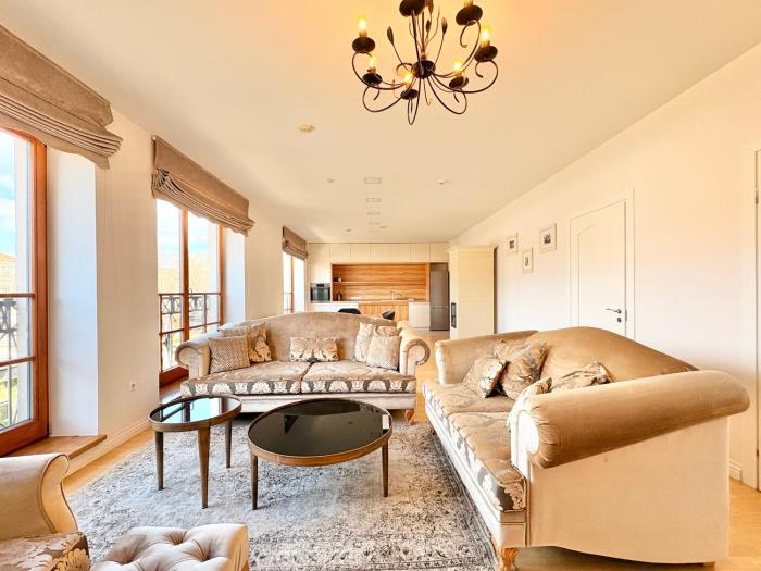 Luxury Apt by Meridianas managed by RentiFor