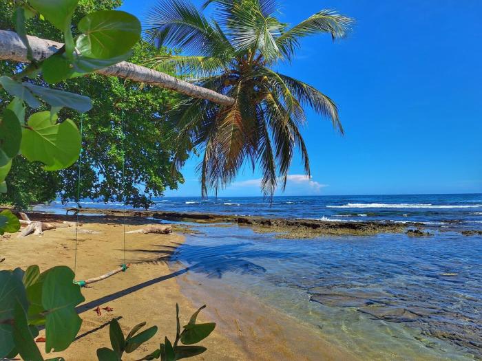 Ocean Breeze Beach Front Apartment with AC