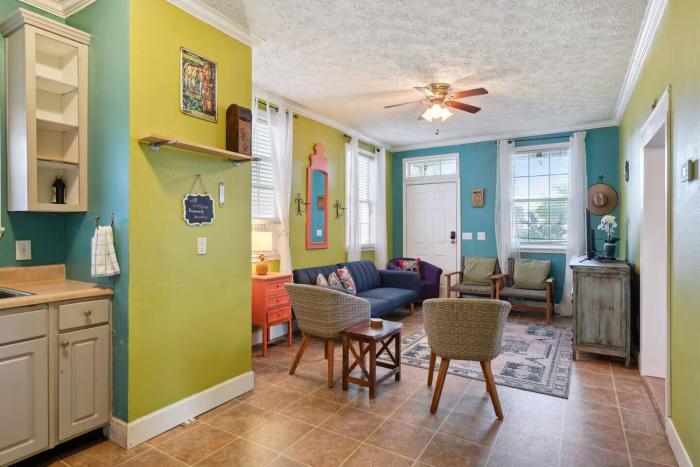 Cozy home w 2 kitchens & porches near streetcar