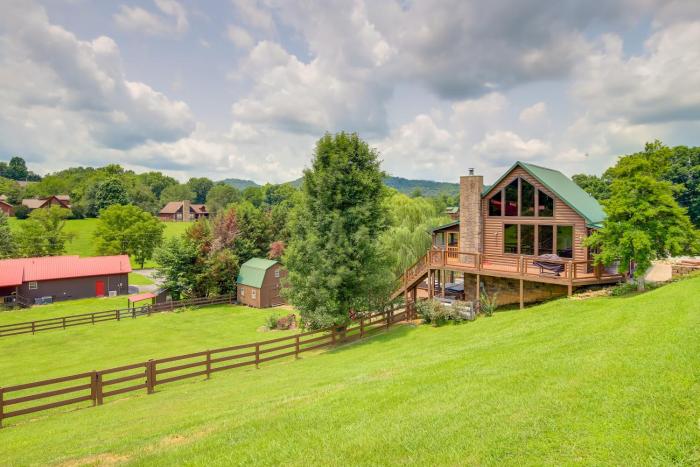 Expansive Smoky Mtn Retreat with Main and Guest Cabins
