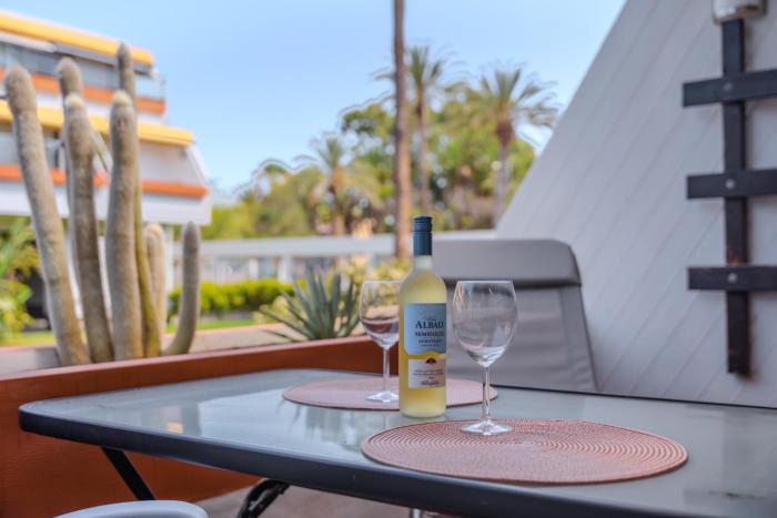 Sunny Studio with Pool & Terrace & WIFI