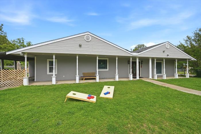 Hot Tub Retreat with Fenced Yard Near Lake Texoma