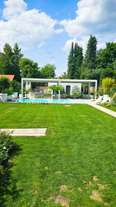 Luxurious large home with Pool, Garden, Koi Pond only 12 min to Octoberfest