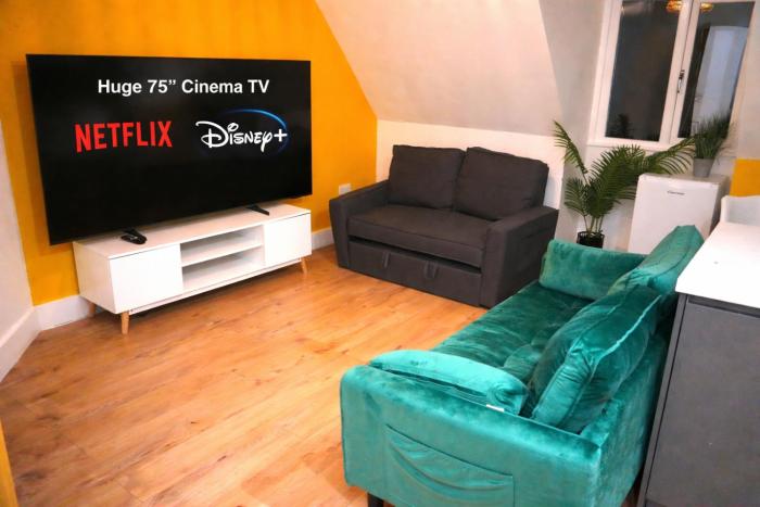 Canterbury High St - 2 Bed Apt Sleeps 5 - 75 inch TV SS1