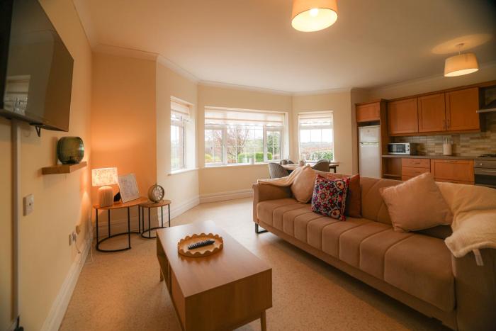 Hillside House- Pine View