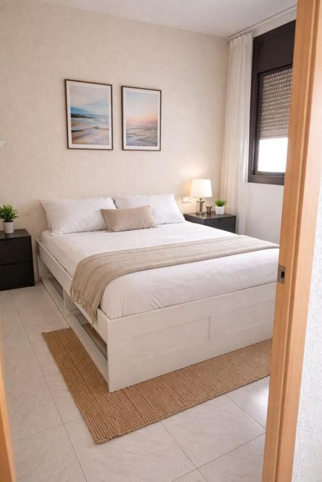 Bright big bedroom in a share Apartment Near Sagrada Familia