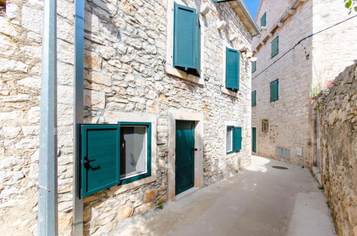 Apartments by the sea Supetar, Brac - 5656